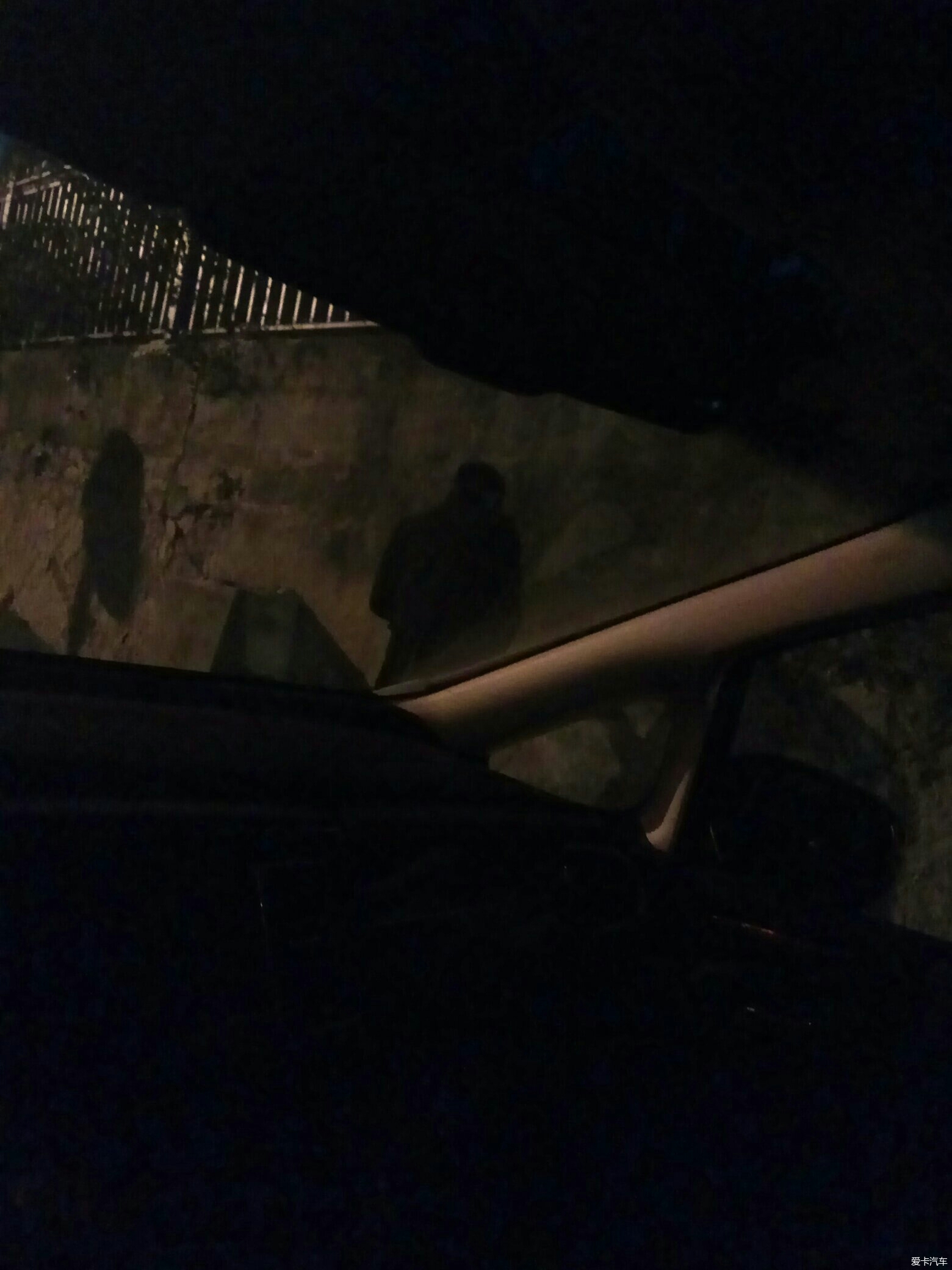 坐车上听歌,一男人开车过来停我后面,然后tmd居然掏出小鸡鸡嘘嘘.