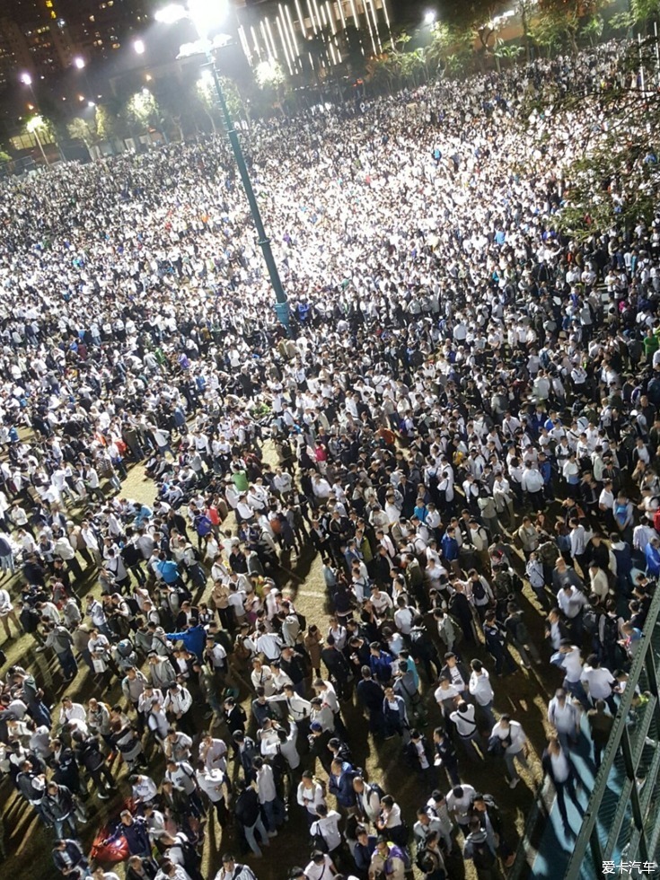 三万余人到场 香港警察集会抗议七警获刑 _深