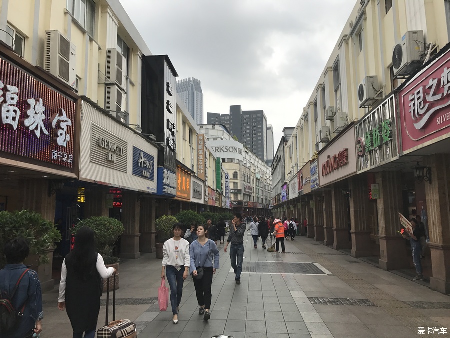 南宁市最繁华的百年商业老街--兴宁路步行街_