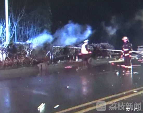 南京浦口沿山大道一奔驰车侧翻着火 驾驶员身亡