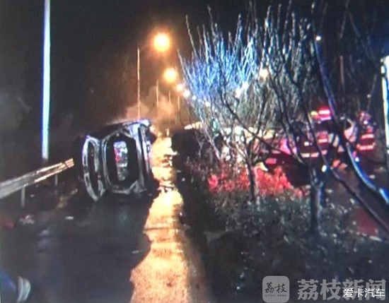 南京浦口沿山大道一奔驰车侧翻着火 驾驶员身亡