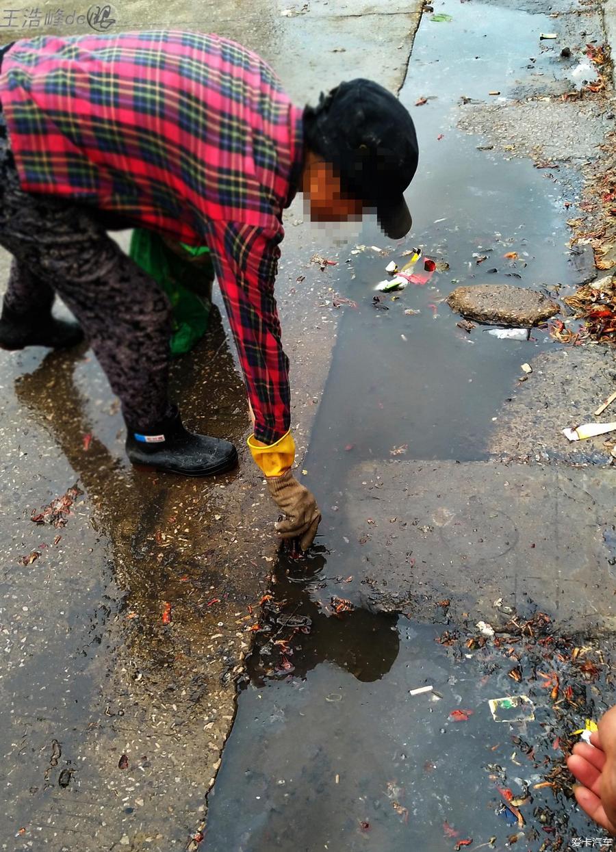 武汉捡虾族下水道污水中掏龙虾 龌龊极了