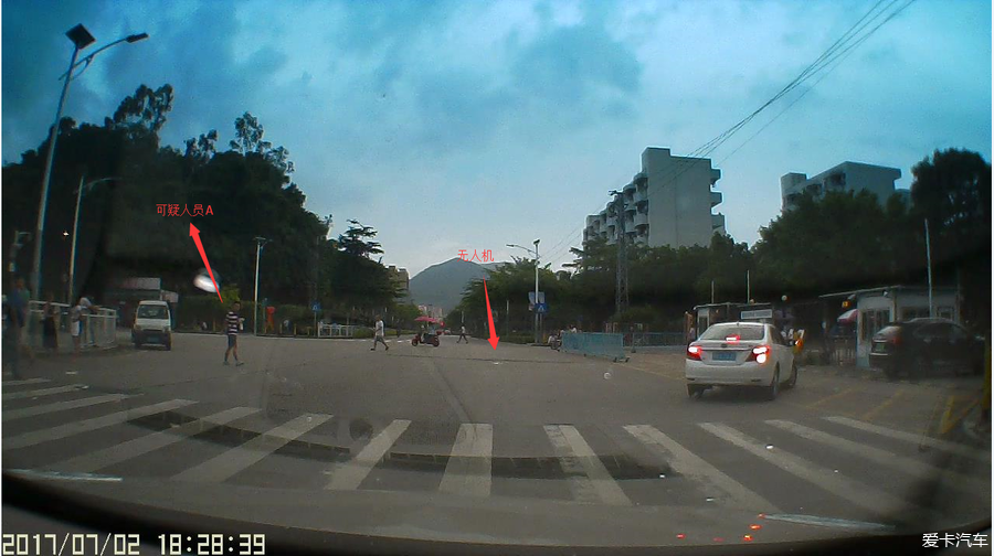 深圳葵涌葵坝路比亚迪路段发现疑似无人机碰瓷汽车