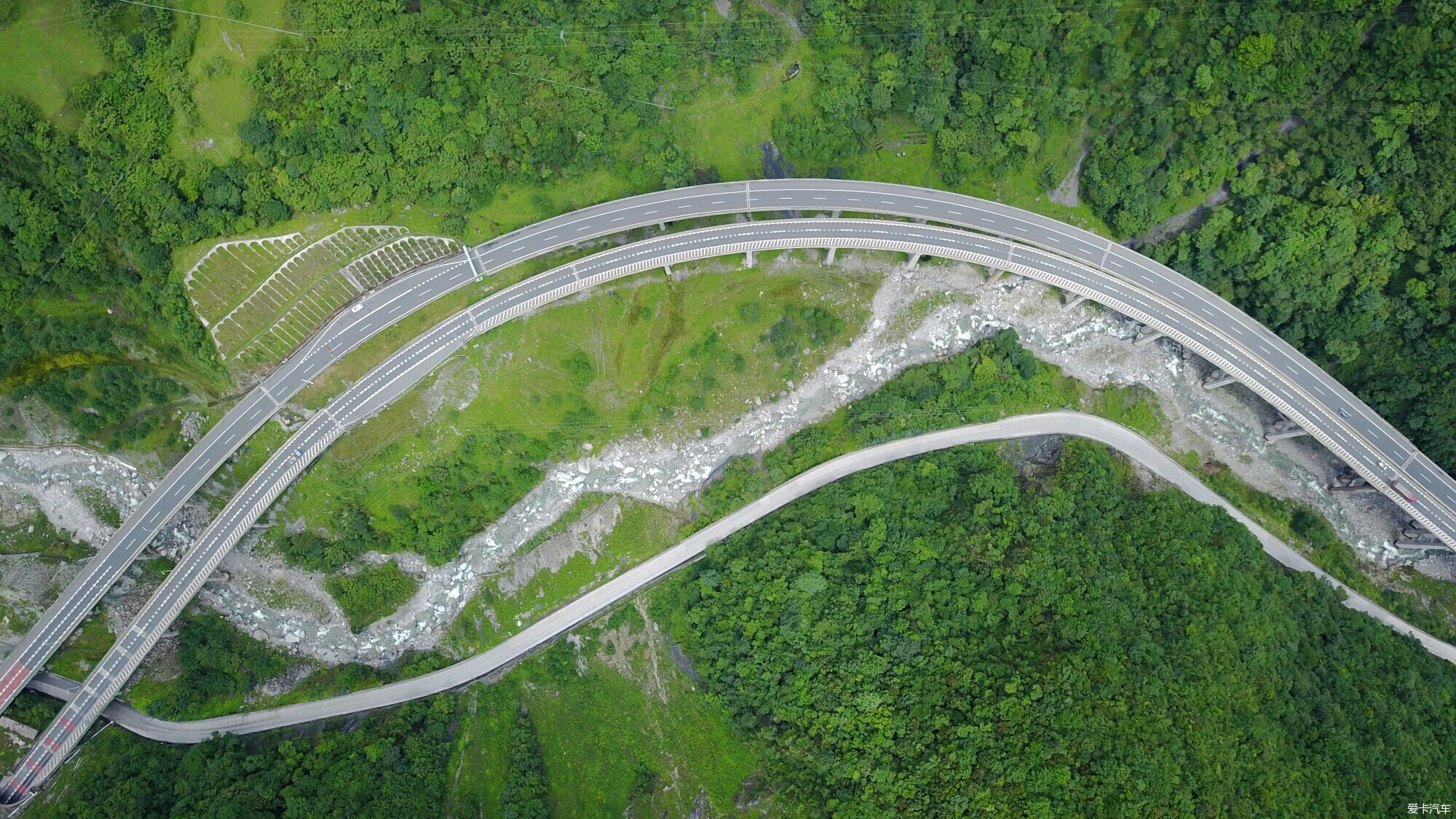 四川山区高速公路航拍