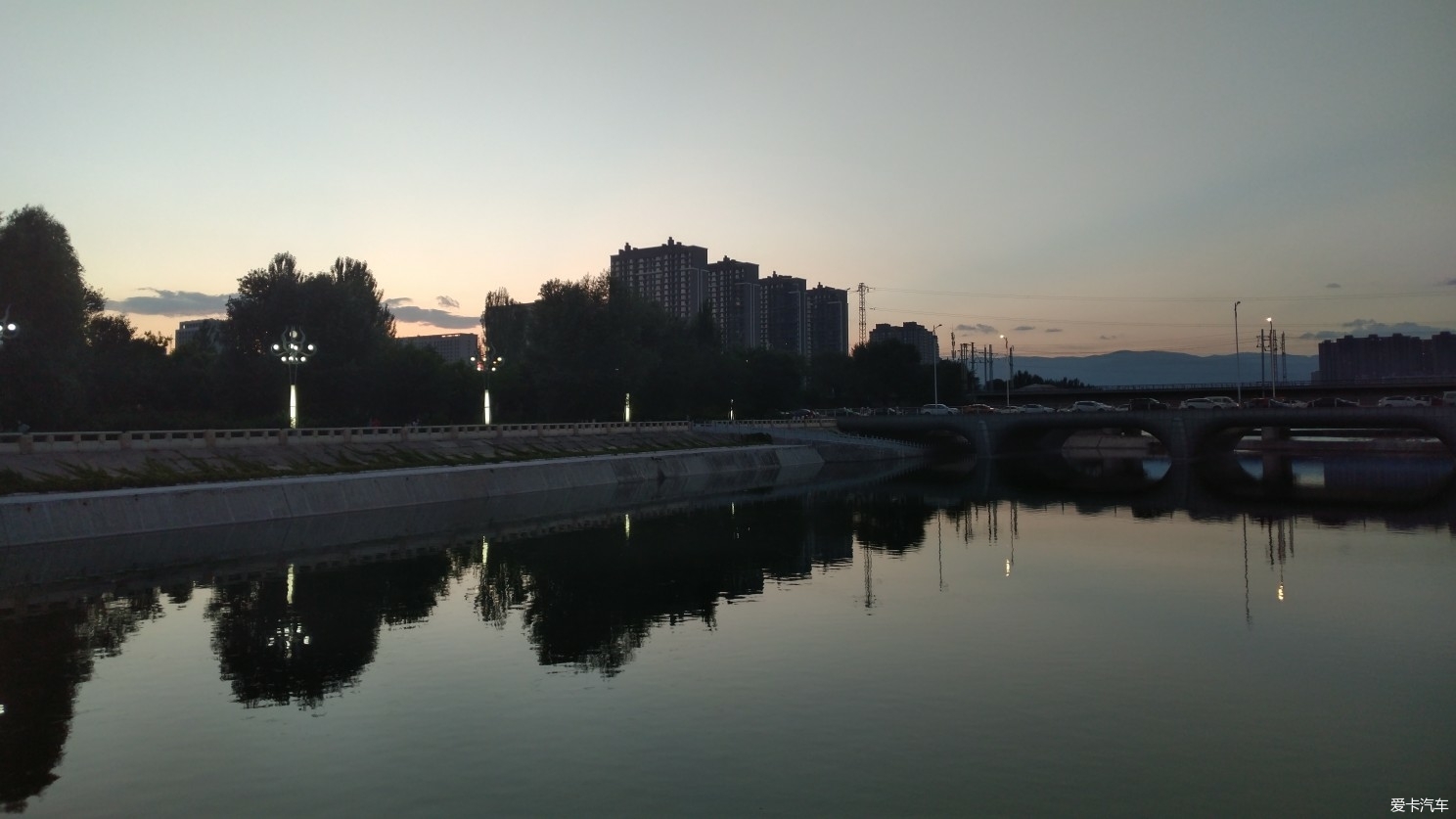 美丽的呼和浩特东河之夜！