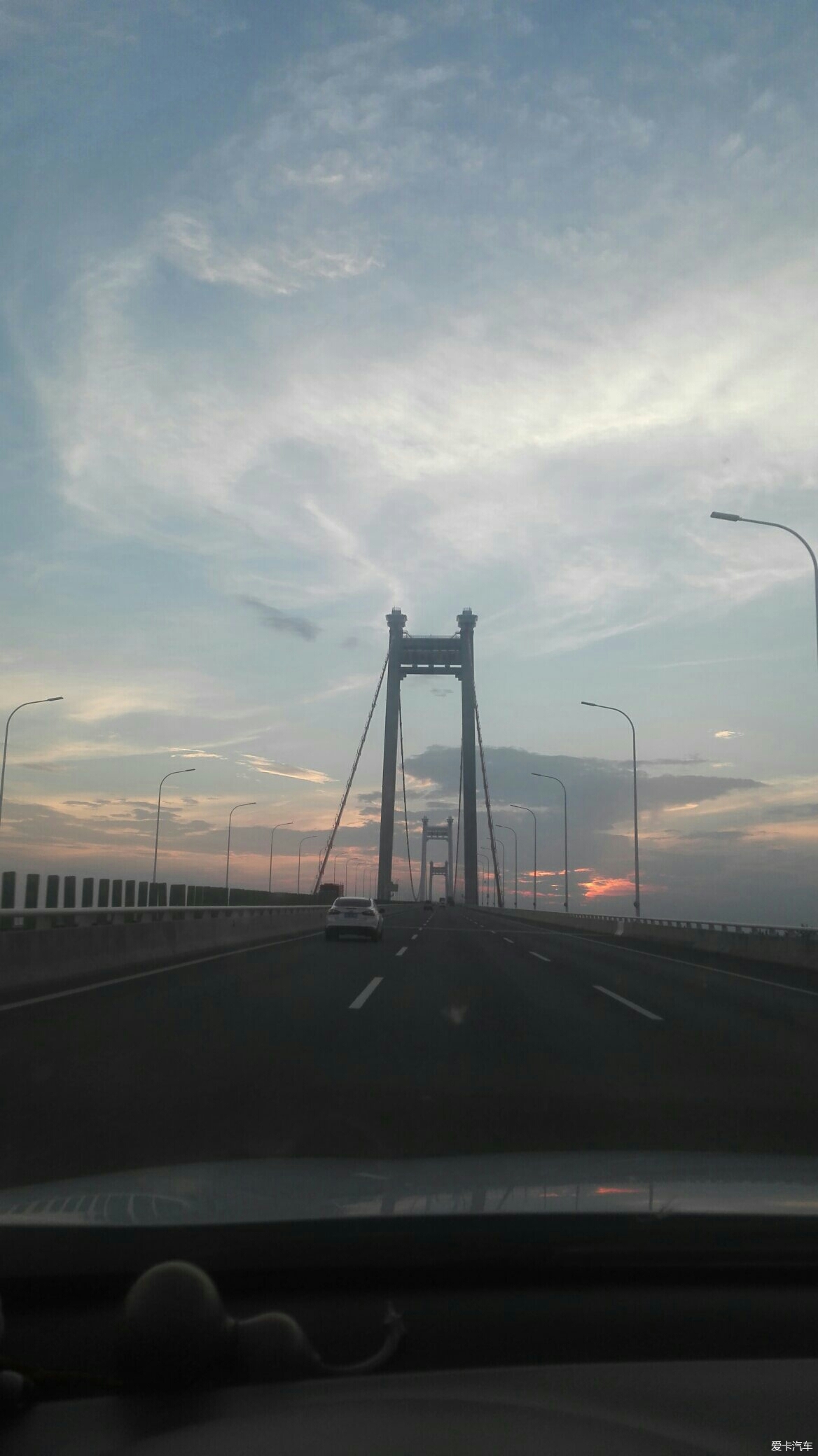 夕阳下的马鞍山长江大桥