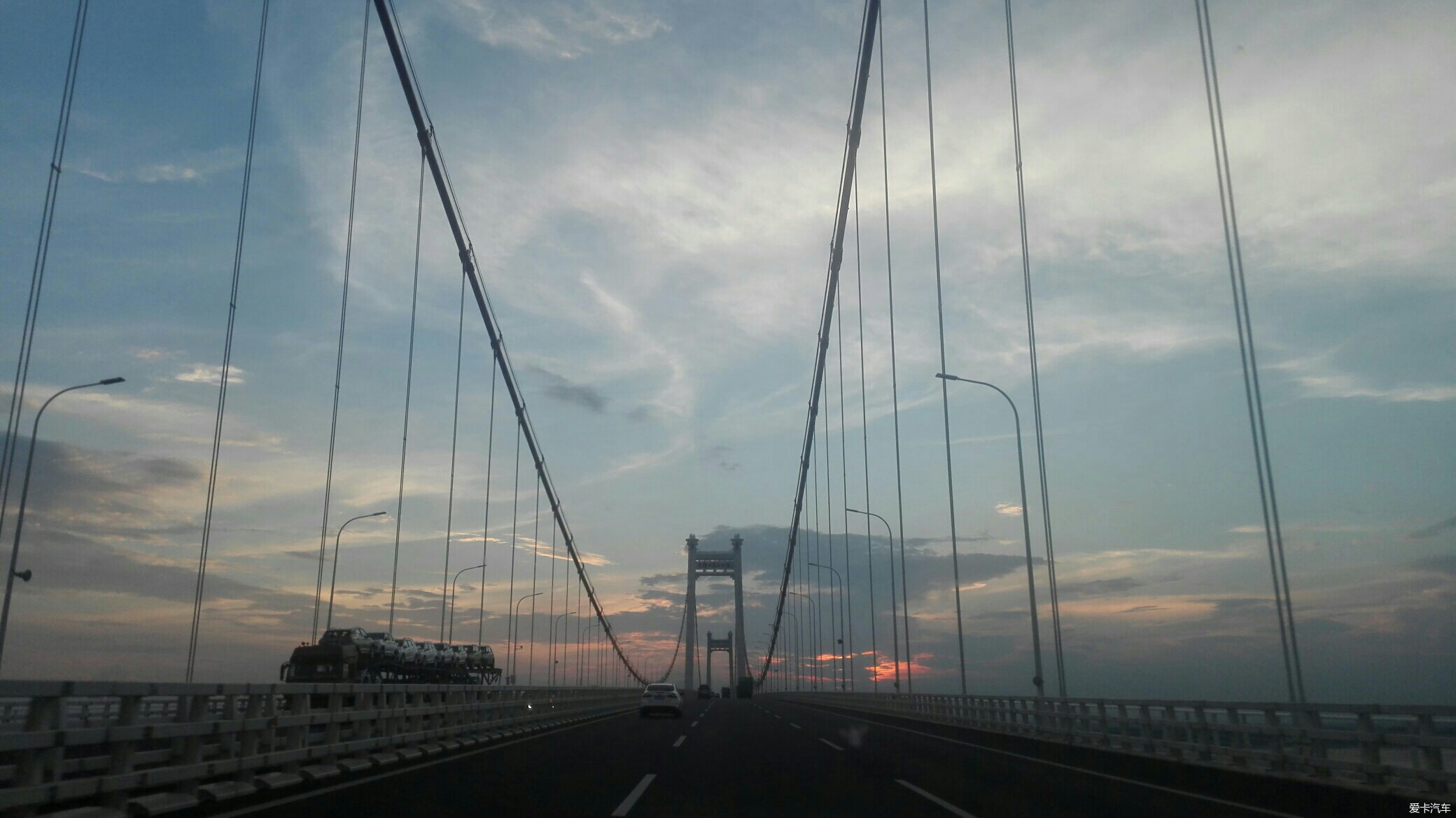 夕阳下的马鞍山长江大桥