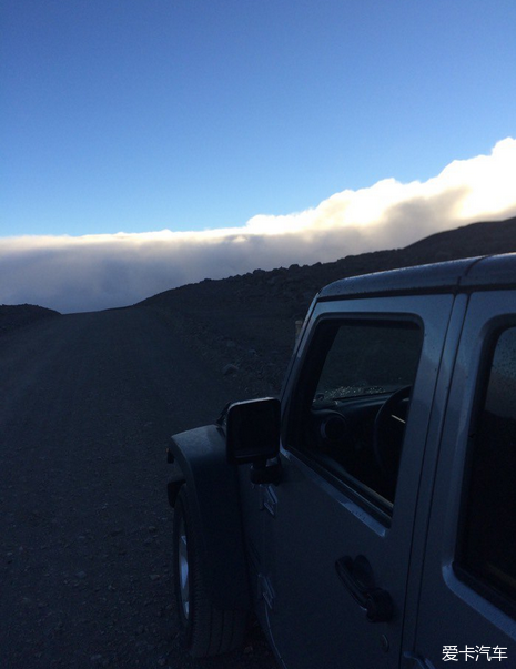 驶向云端，冒亚凯纳火山
