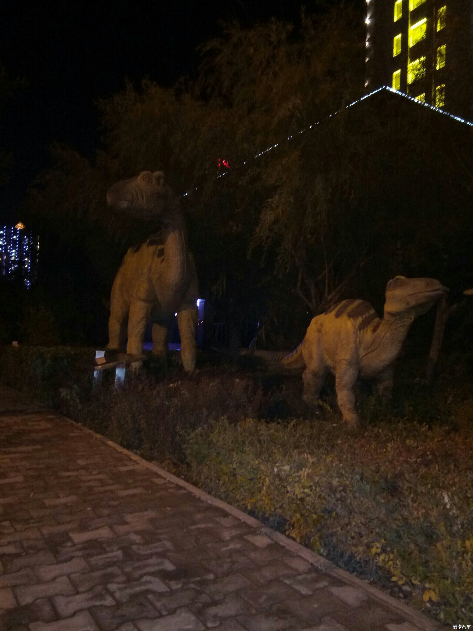 夜观巴彦淖尔地质公园大恐龙