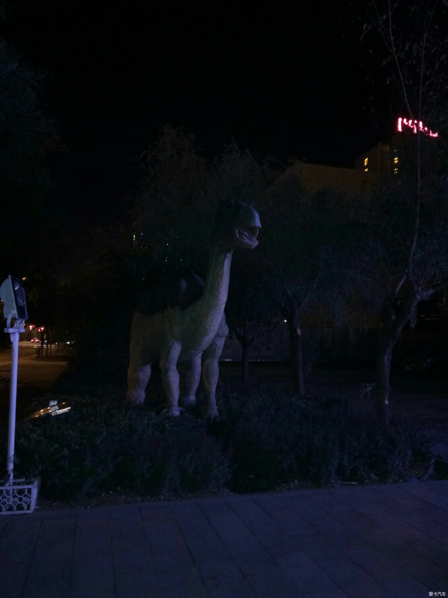 夜观巴彦淖尔地质公园大恐龙