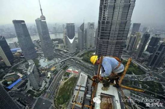 程》上修上海中心出镜的塔吊师傅,一个月挣得