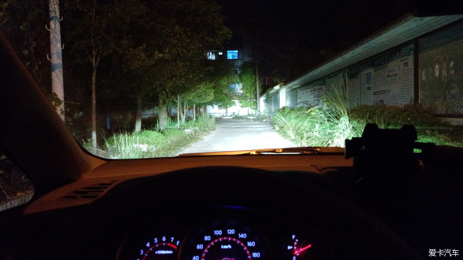 老颐达改车灯，换了对海拉5透镜，晚上开车眼前一片明亮