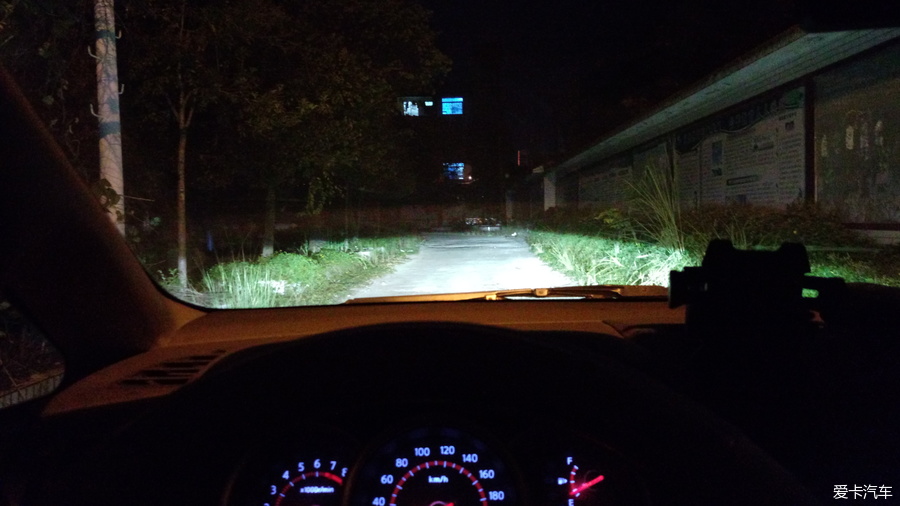 老颐达改车灯，换了对海拉5透镜，晚上开车眼前一片明亮