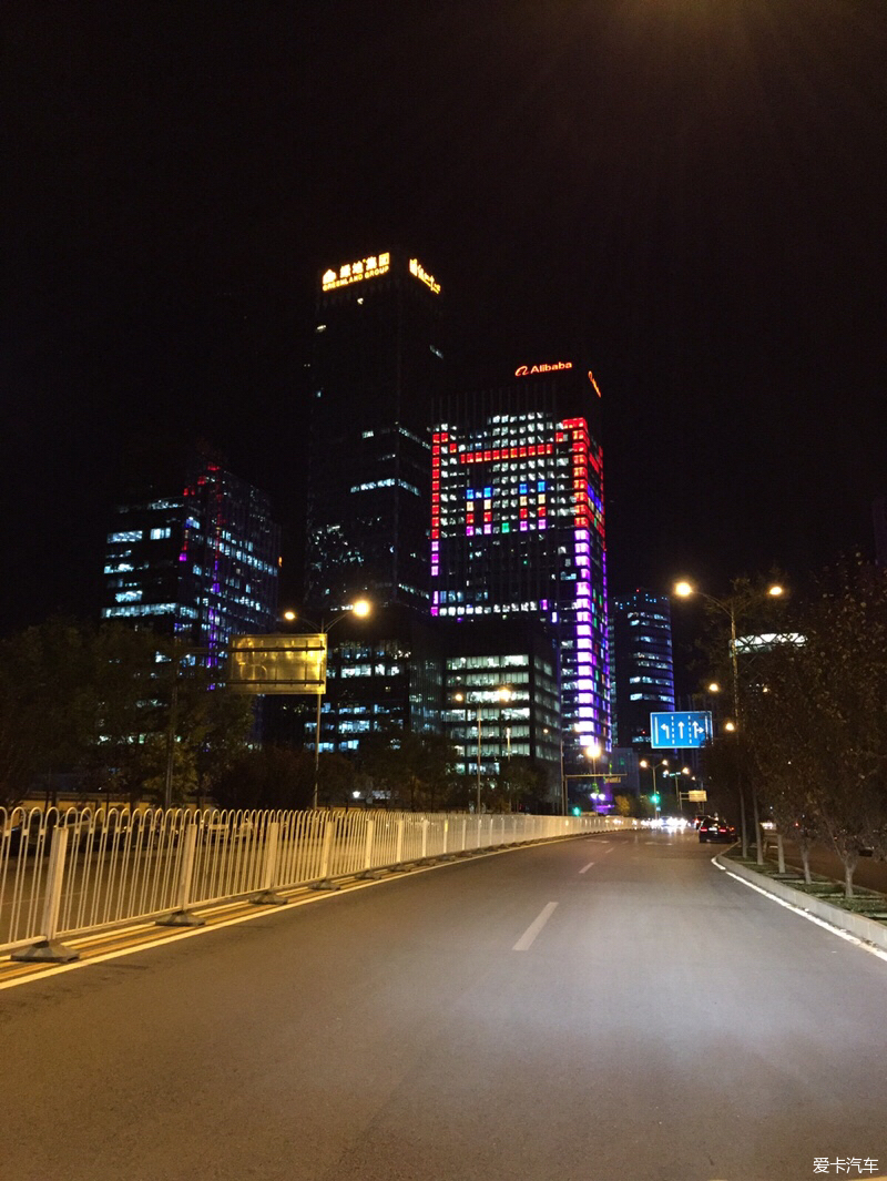 今晚灯火通明的阿里巴巴大厦。_北京汽车论坛