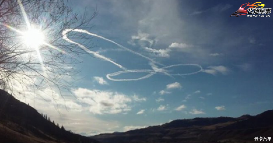 在美加边境飞训时利用飞机尾迹在天空画了一个