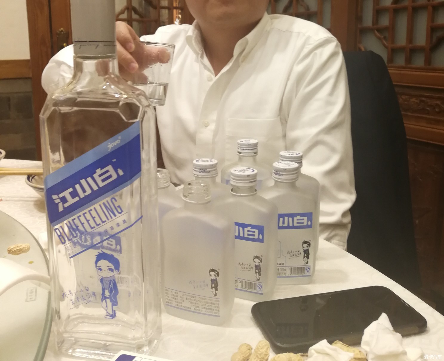 江小白的老板一起喝江小白 土豪大官们好像蛮看不起这个江湖小酒