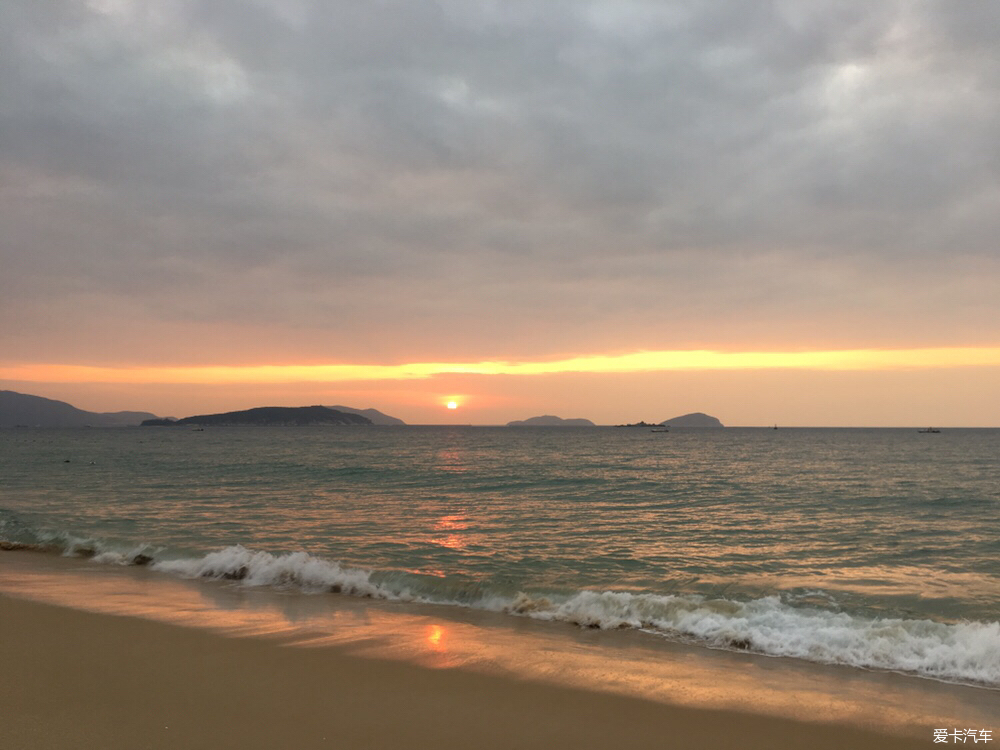 亚龙湾看见了海面日出