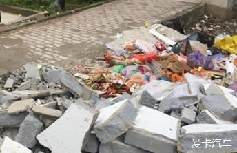 武汉一小区垃圾堆起火爆炸 业主路过被击中面部毁容