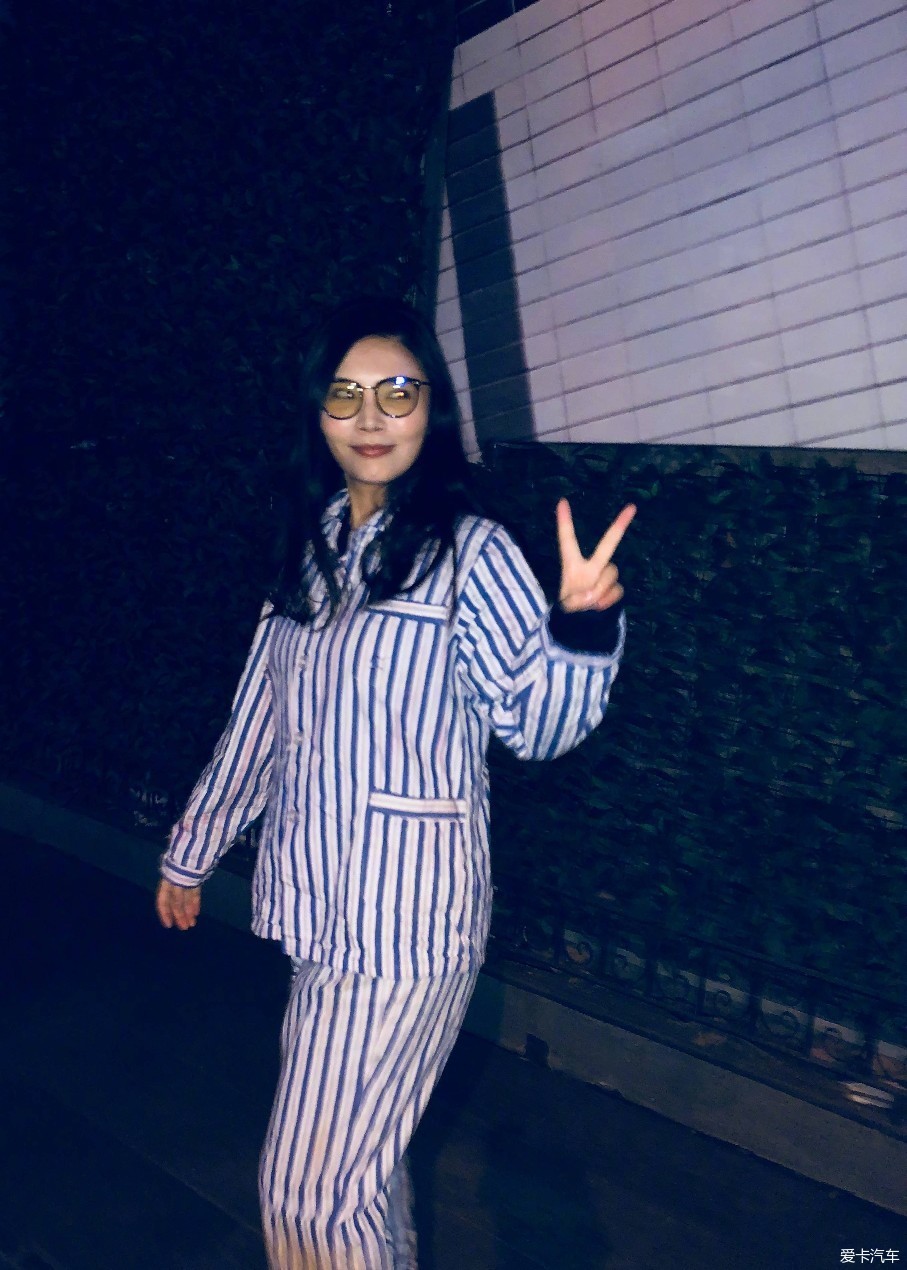 > 穿着病号服就出来了