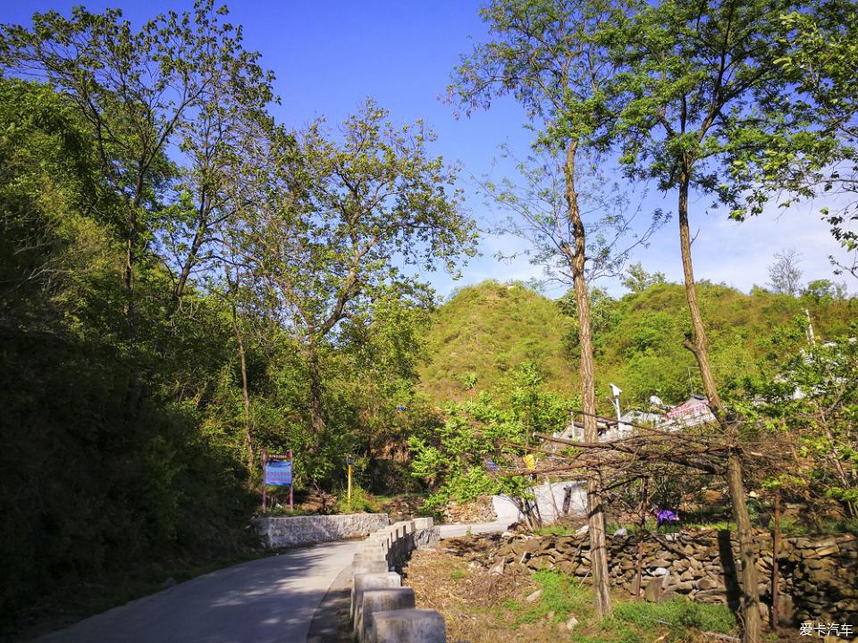 沿路而上便是银水村