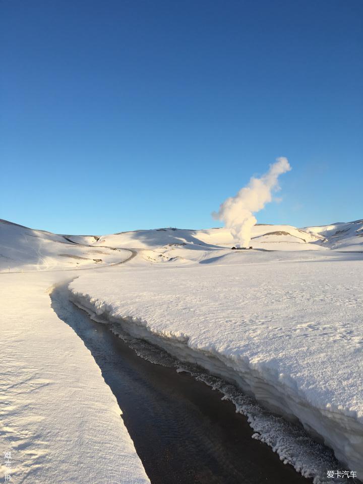 地热融化的雪水在积雪上冲出的沟,里面水是热的大约25度左右吧