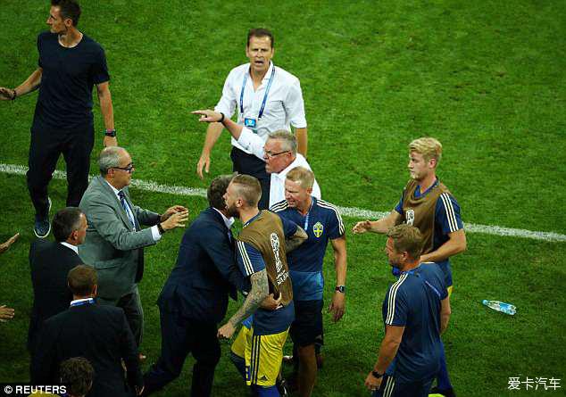 德国2-1读秒绝杀瑞典 教练组挑衅手势引爆冲突
