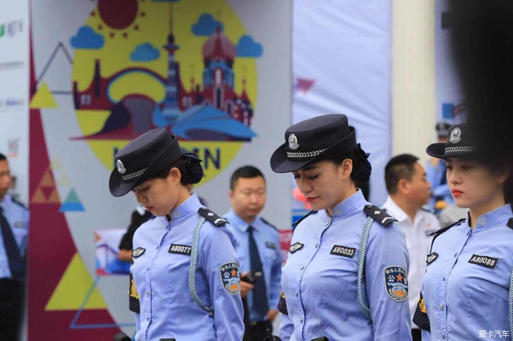 今天2018哈尔滨国际马拉松赛顺利进行,英姿飒爽的女警吸睛