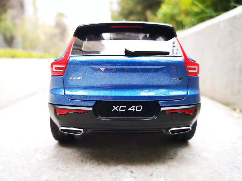 沃尔沃xc40艳影蓝1:18原厂汽车模型欣赏