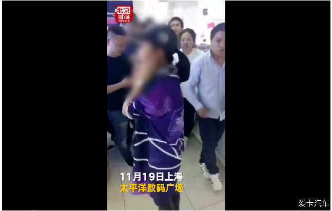 老外行窃被抓倒地装死,中国女友阻挠执法 民警