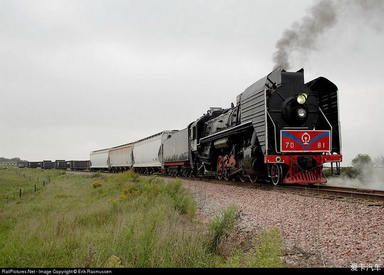 前进型蒸汽机车行驶在美国艾奥瓦州际铁路