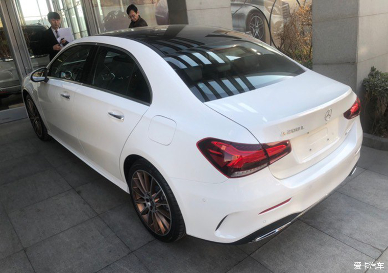 奔驰a200l先行特别白色越看越喜欢