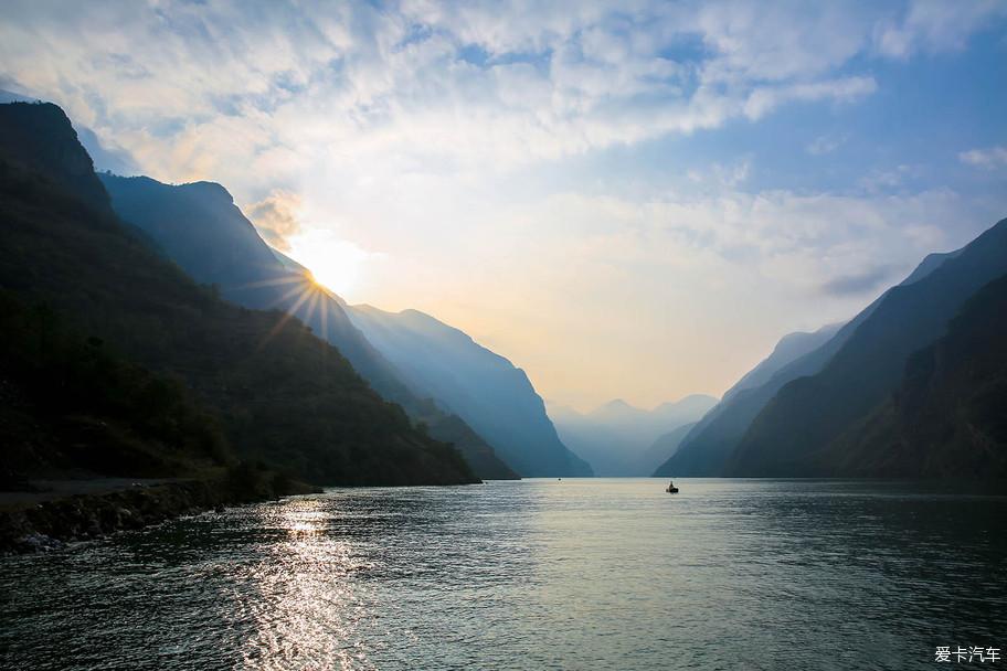 两岸青山相对出,孤帆一片日边来.