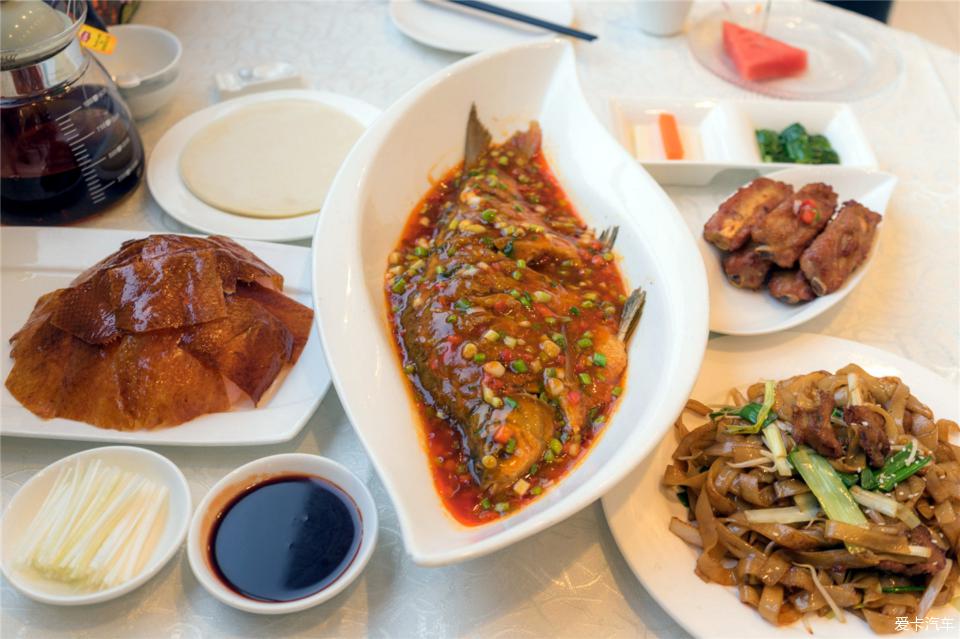 晚餐是在一家比较高档的酒店吃的,店里服务和装修都不错,价格适中