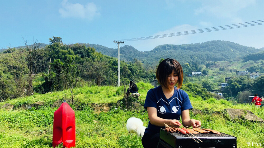 过路的美女也被美食感染,主动帮忙烤串.