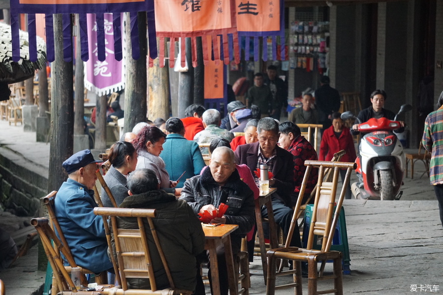 > 海鸥看世界:成都人的老三样,喝茶麻将掏耳朵