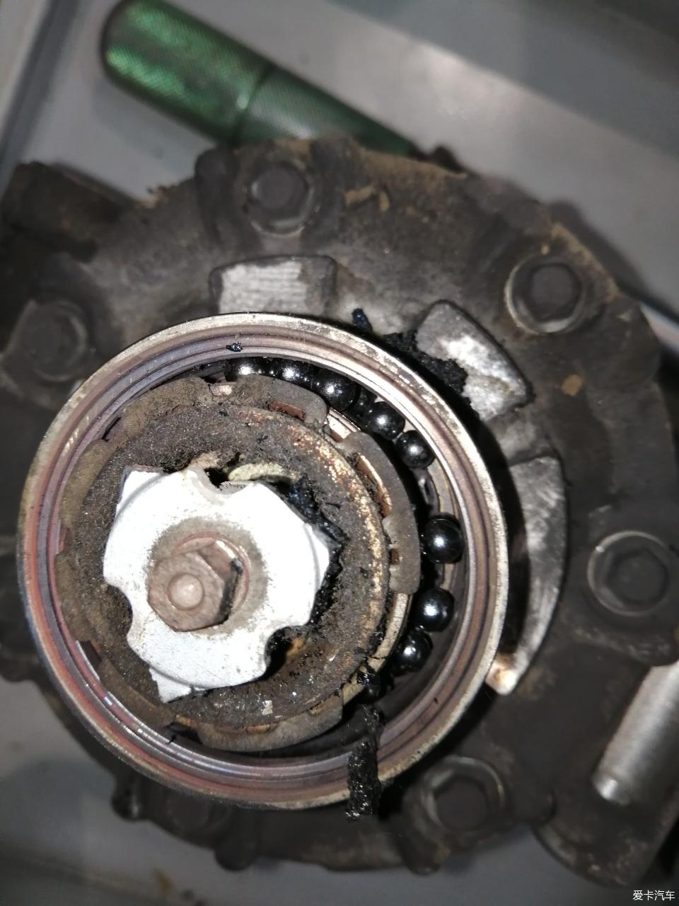 开拆---拆下的空调泵轴承肉眼可见内部轴承珠已乱,失去了匀速转动的
