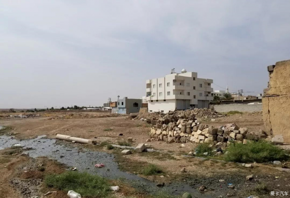 【自驾环球】探访叙利亚边境小镇，随处可见弹孔与废墟