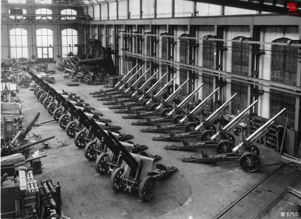 老照片:准备出厂的瑞典博福斯105毫米野战炮,1930年代