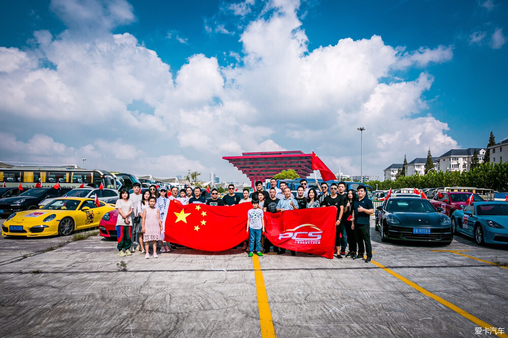五星红旗带Panamera爱国车主巡游上海