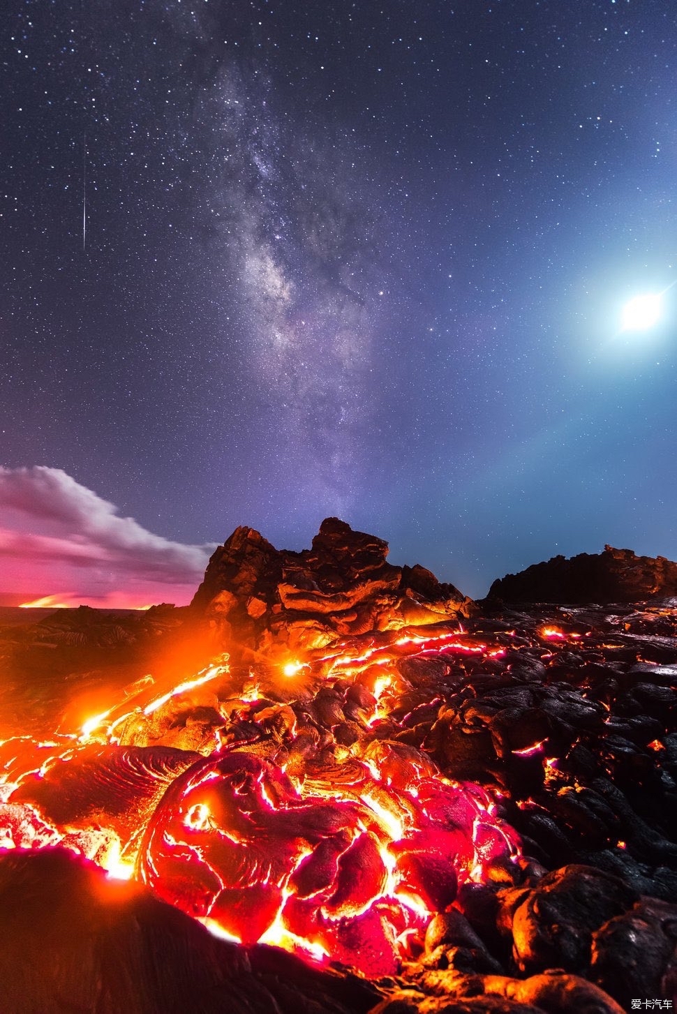 喷发的夏威夷火山和天空中的璀璨星河