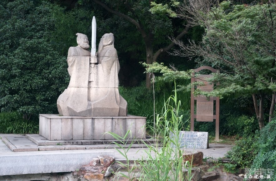 下山离开景区,见入口广场有座叫"试剑石"塑像,看了说明才知道是