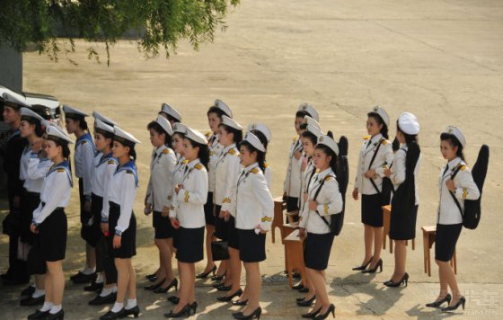 3000朝币朝鲜女兵陪睡农民。