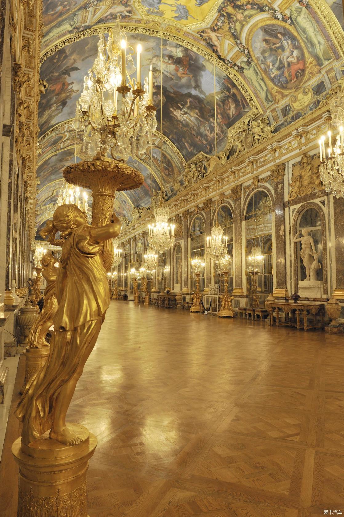 > 法国凡尔赛宫内的镜厅