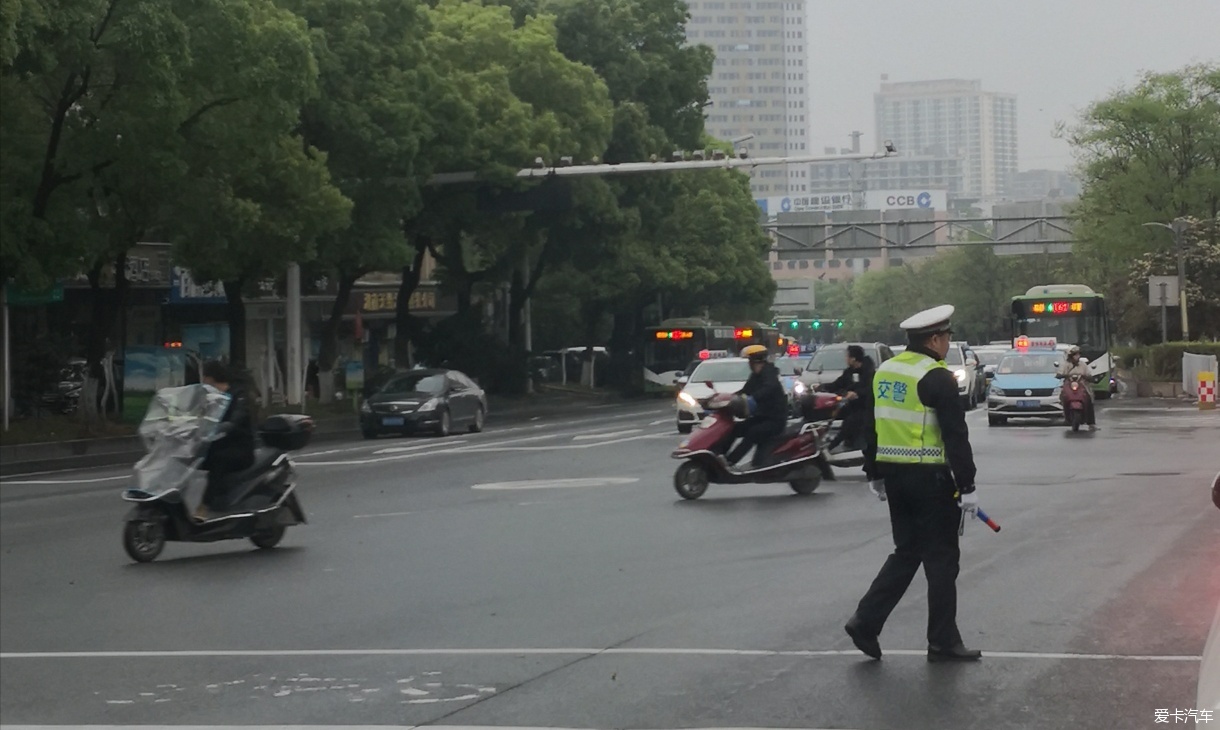 路口执勤交警蜀黍只管汽车