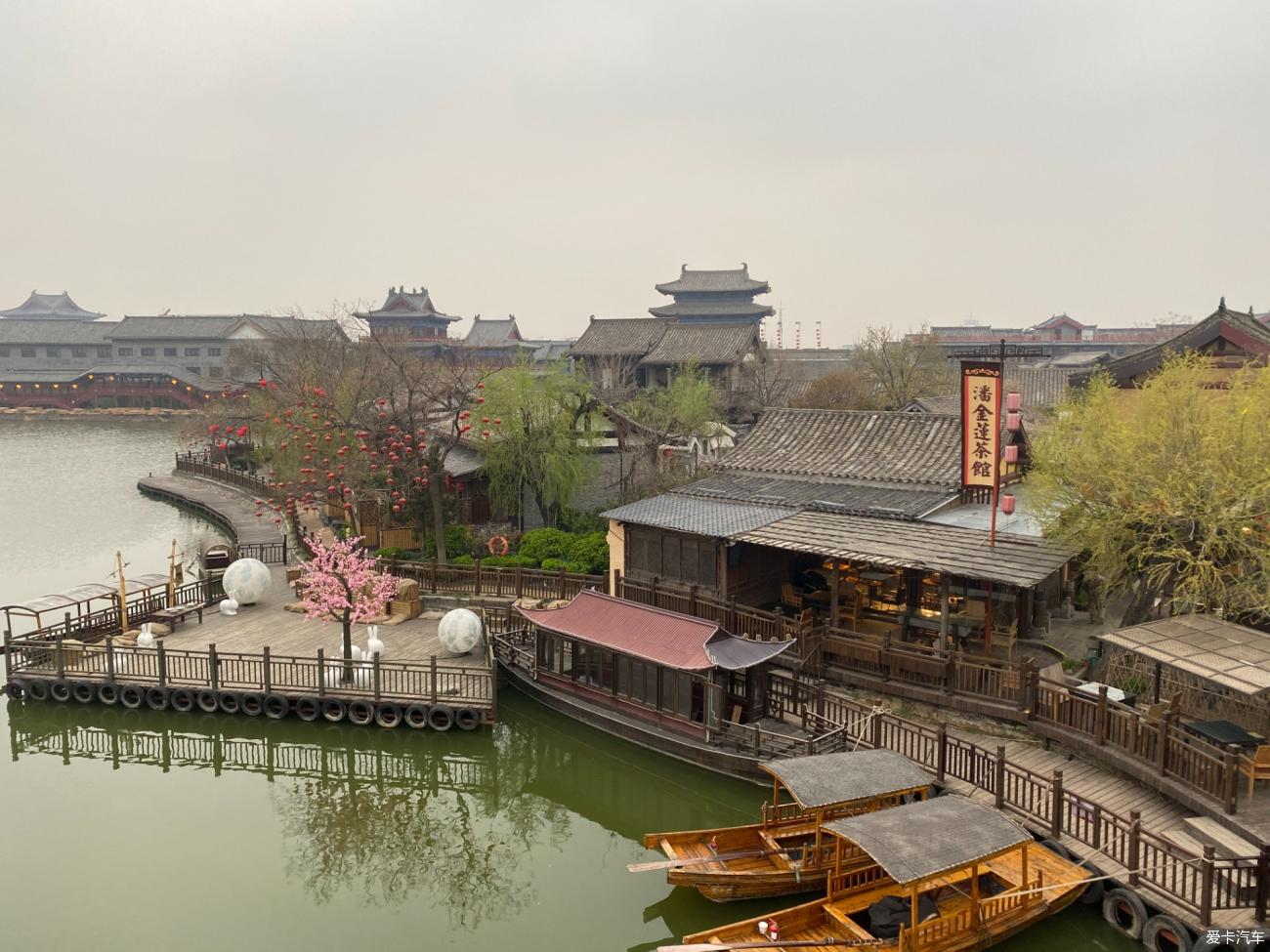 《清明上河园再现了北宋汴梁城中的市井繁华》
