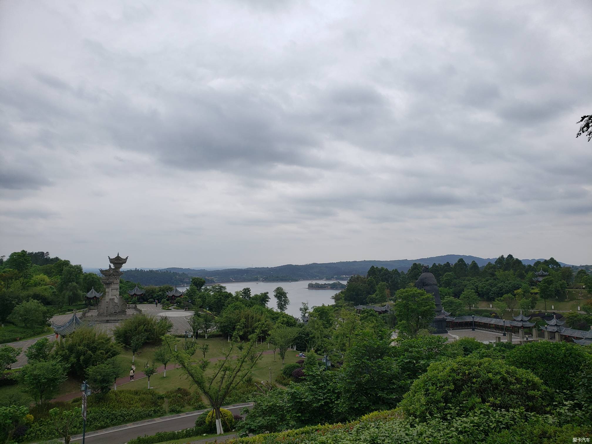 节前错峰出行隆昌牌坊群荡舟古宇湖