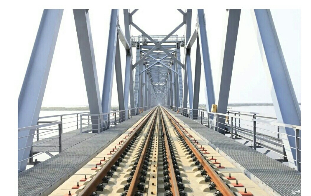 热搜冲顶中俄两国首座跨江铁路大桥铺轨贯通