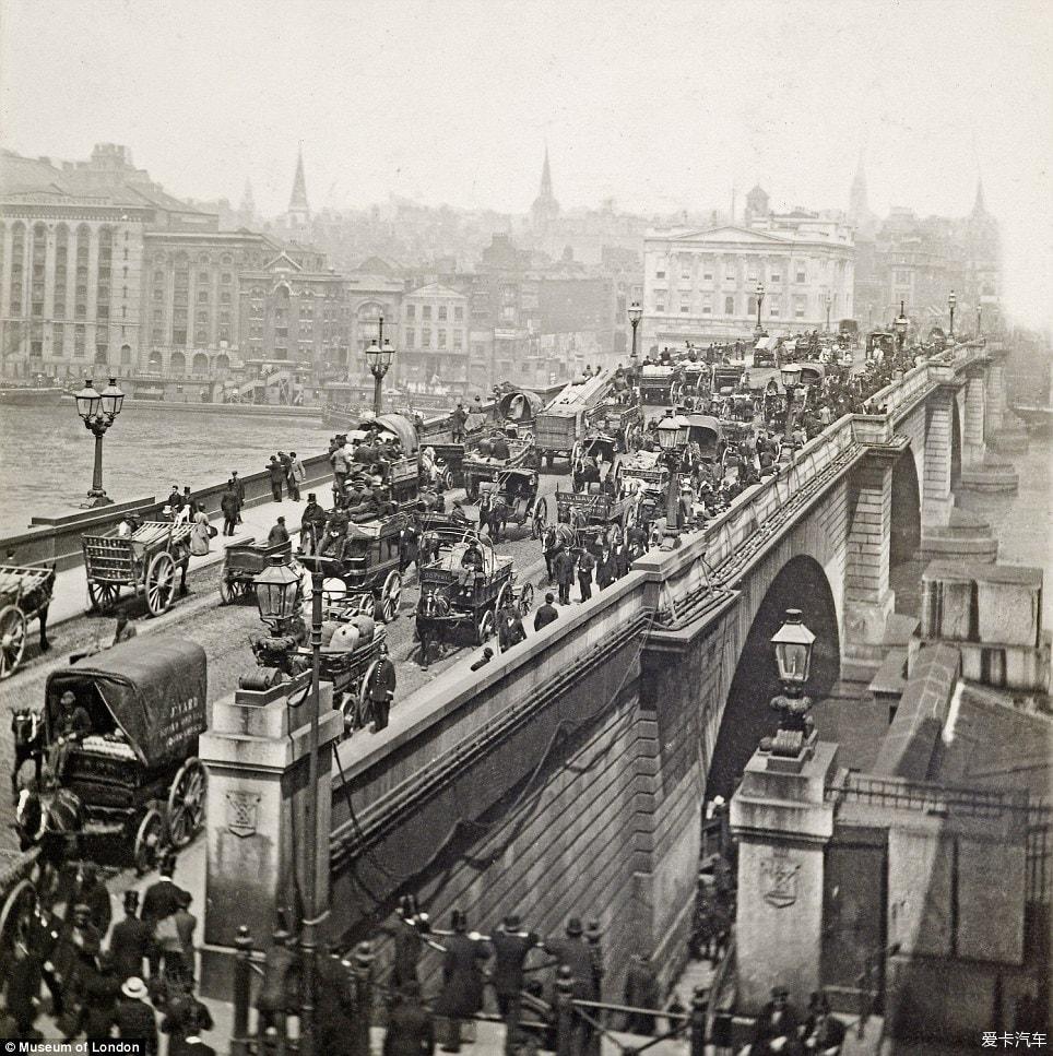 > 1900年,泰晤士河上的伦敦桥,挤满了人和车