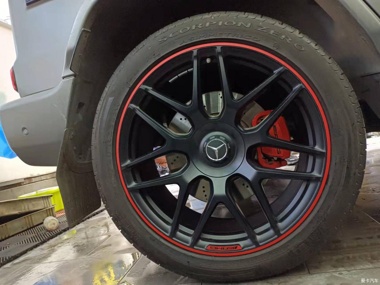 奔驰g63红边锻造哑光熏黑轮毂修复翻新烤漆作业