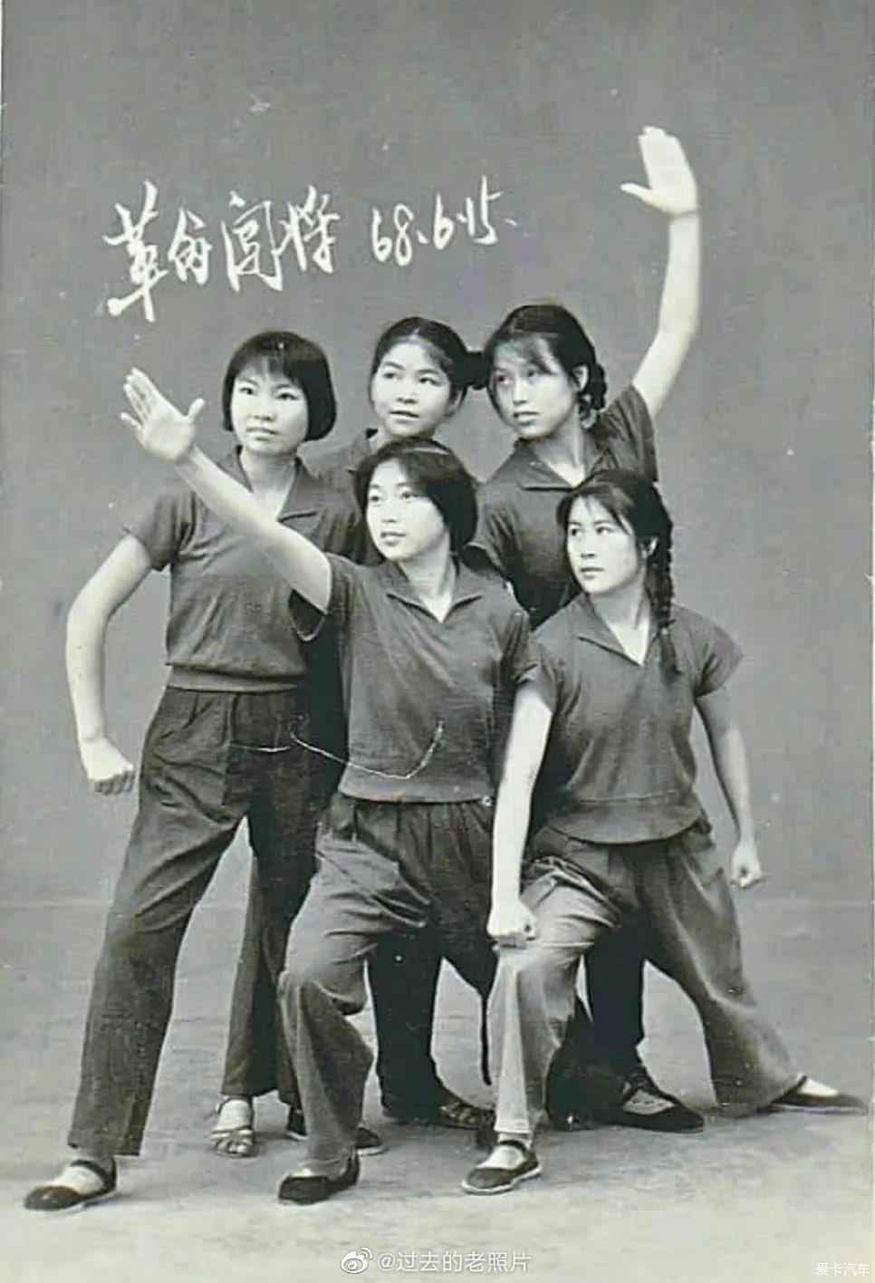 革命青年的标准姿势或红卫兵在中国文化大革命期间
